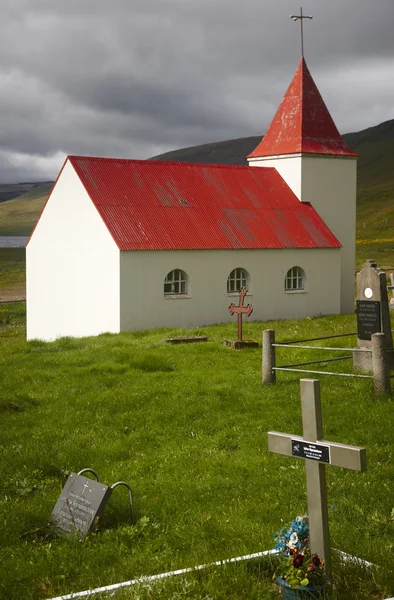 Island. västra fjordar. traditionella Isländska kyrka med kyrkogård — Stockfoto