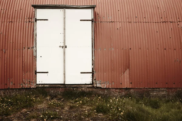 Island. lagerstället. metalliska fasad och dörr. — Stockfoto