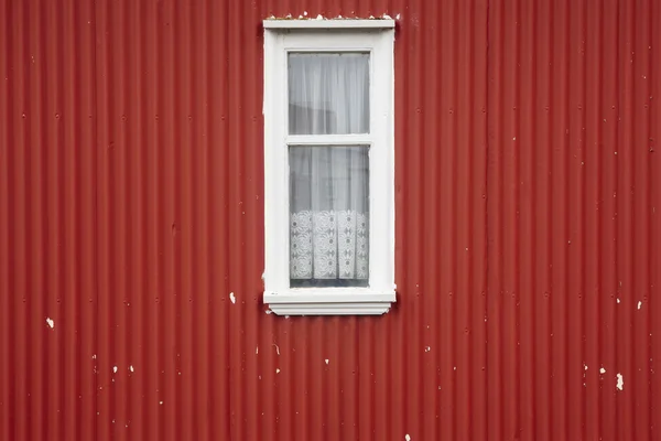 Tradiční kovové islandic fasáda s oknem. — Stock fotografie