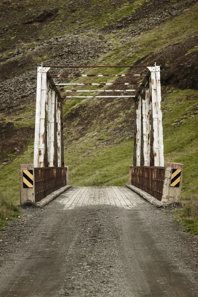 Vecchio ponte in acciaio arrugginito e strada rurale — Foto Stock