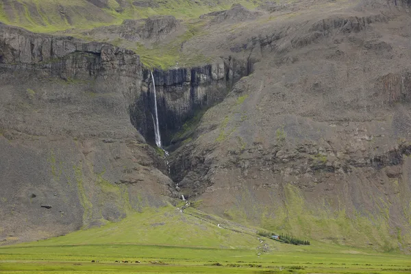 Island. vodopád u vatnsdalur. Severní Island. — Stock fotografie