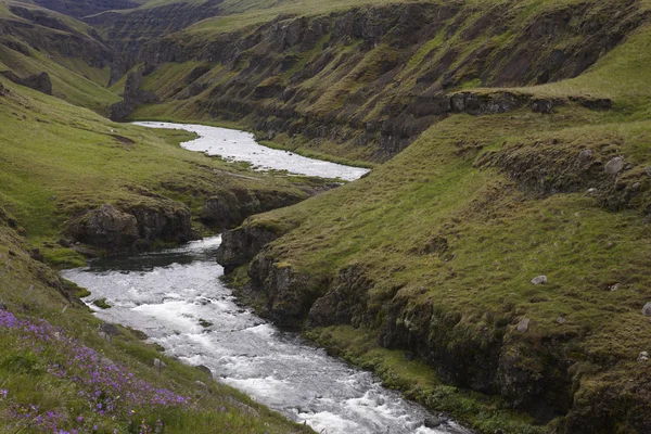 Iceland. Vatnsdalur. River and mountains. — Stock Photo, Image