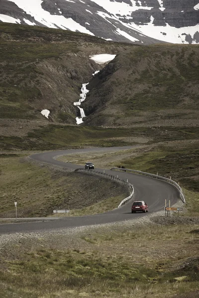 ถนนระหว่างภูเขาในไอซ์แลนด์ — ภาพถ่ายสต็อก
