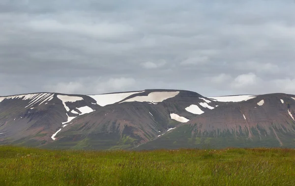 山、地面と空の風景です。北アイスランド. — ストック写真