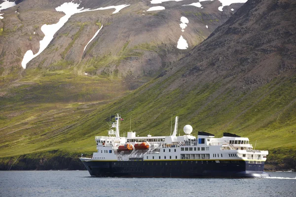 Pasajeros en ferry en el fiordo Siglufjordur. Islandia . — Foto de Stock
