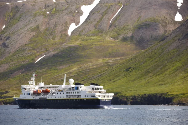 乘客在 siglufjordur 峡湾的渡轮服务。冰岛. — 图库照片