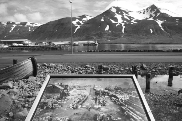 Islandia. lotniska Siglufjordur. Stare zdjęcie śledzi proces i portu. — Zdjęcie stockowe