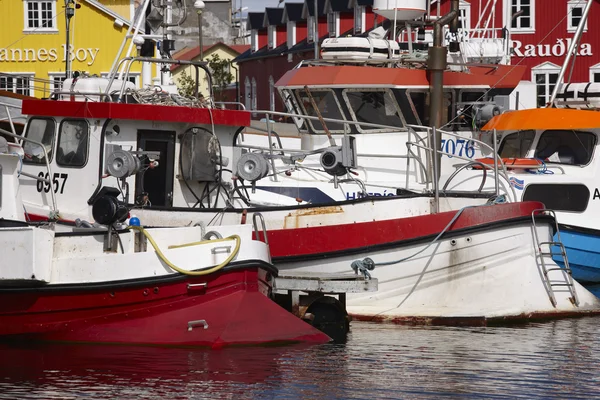 Vissersboten en haven. IJsland. Siglufjordur. — Stockfoto