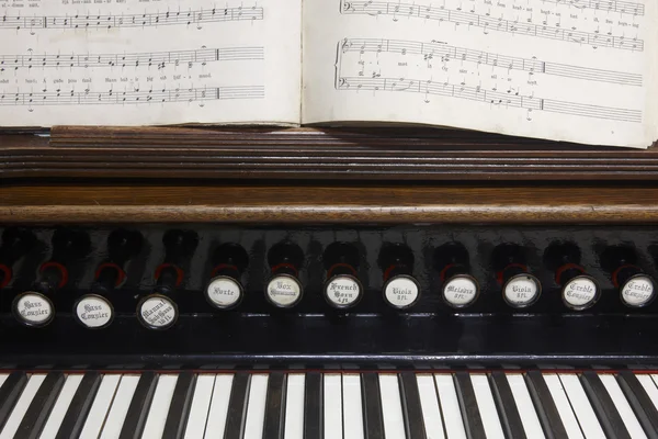 Antika orgel på nära håll — Stockfoto
