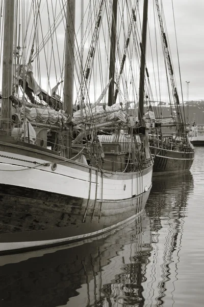 Trä segelfartyg i hamnen Detaljer mast och linor. — Stockfoto