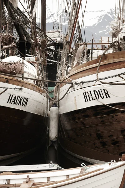 Kapal Berlayar Kayu di Pelabuhan rincian tiang dan tali . — Stok Foto