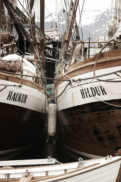 Hout zeilschip in de haven details mast en touwen. — Stockfoto