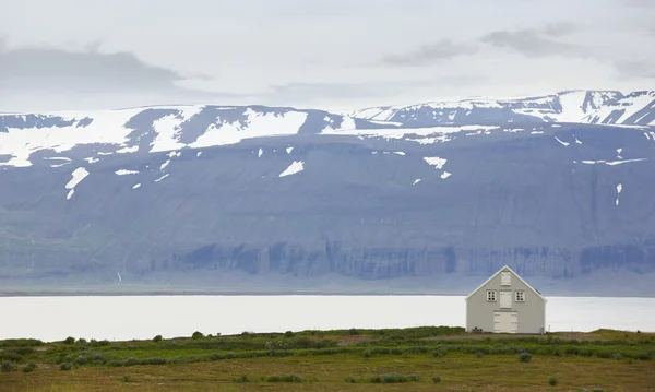 Island. landskap med Isländska house och en fjord. — Stockfoto