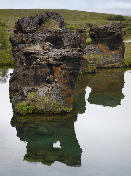 Lake en lava formaties in myvatn, IJsland — Stockfoto