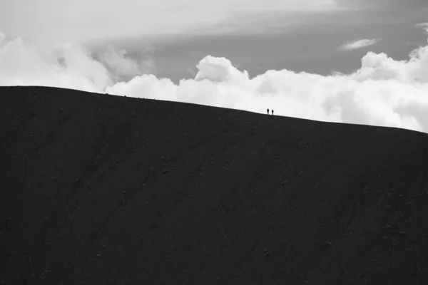 Silhueta da montanha e duas pessoas em Hverfell extinto vo — Fotografia de Stock