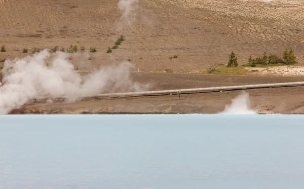 Geotermiska området med pipeline. — Stockfoto