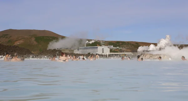 Blauwe lagune geothermische spa met zwemmers. — Stockfoto