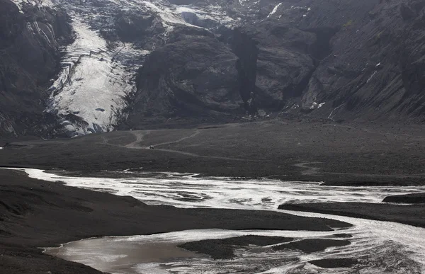 Eyjafjalajokul glaciar dil, nehir ve 4wd araç. — Stok fotoğraf