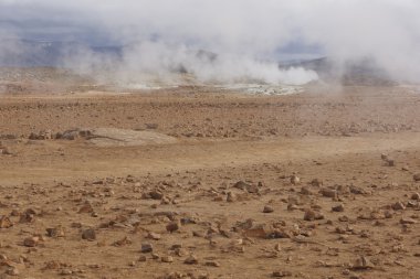 İzlanda'daki geothermical delikleri ile aktif volkanik bölgesi