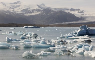 İzlanda. Güneydoğu bölgesi. jokulsarlon. buzdağı, göl ve buzul