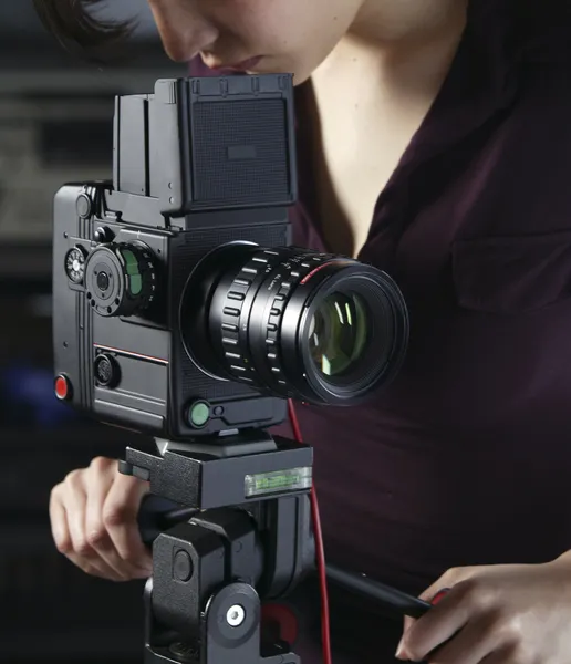 Женщина со средним форматом камеры — стоковое фото