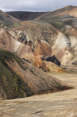 İzlanda'daki rhyolite oluşumları ile volkanik manzara.