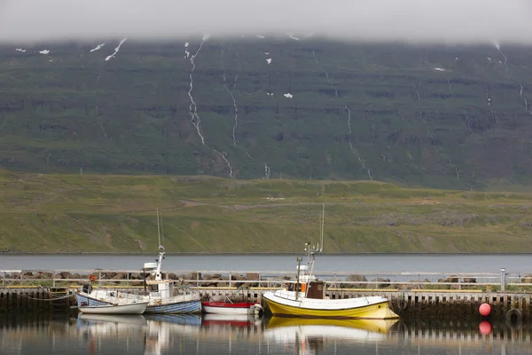 Docka med fiske-trålare i Island — Stockfoto