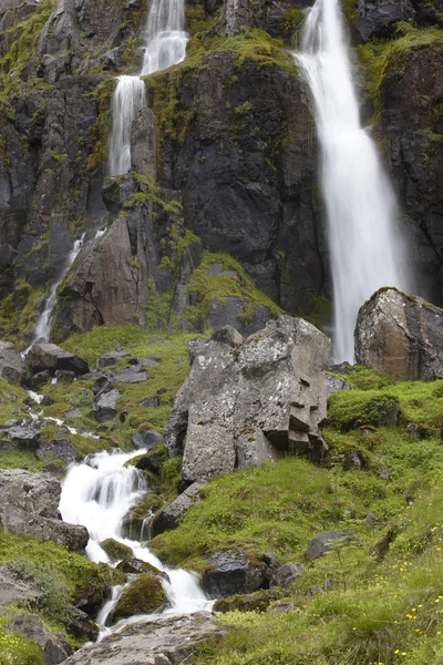 Водопад и базальтовые камни. Исландия. Сейдисфьордур . — стоковое фото