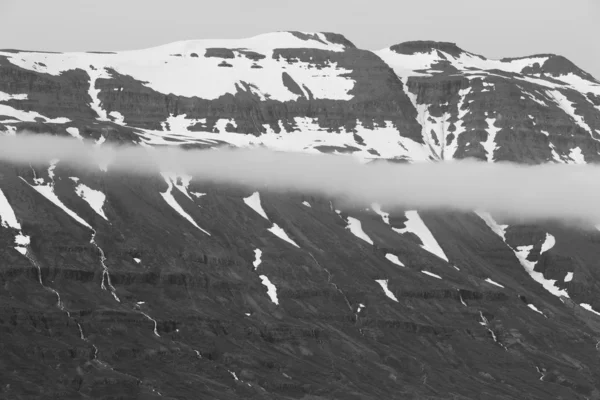 Snötäckta berg i öriket — Stockfoto