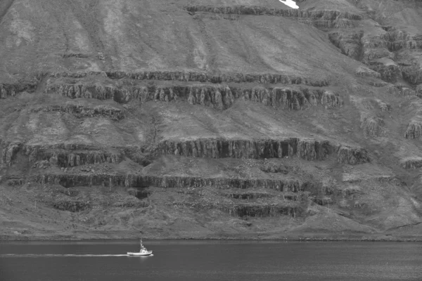 Рыбацкая лодка и фьорд в Исландии . — стоковое фото