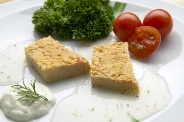 Tranches de tarte au poisson dans une assiette avec salade — Photo
