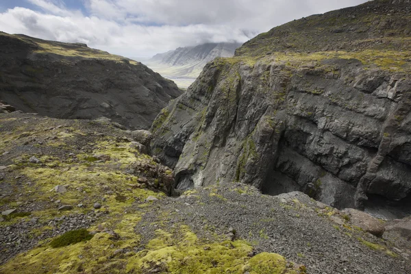 Valle del ghiacciaio e montagne in Islanda — Foto Stock