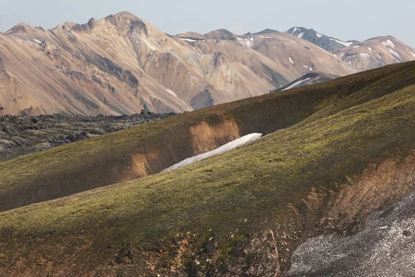 Paisaje volcánico con formaciones de riolita en Islandia — Foto de Stock