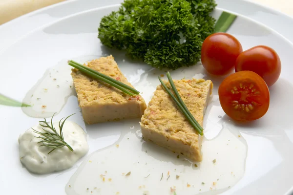 Rebanadas de pastel de pescado en un plato —  Fotos de Stock