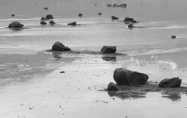 Island. berufjordur fjordu. písek, kameny a voda. — Stock fotografie