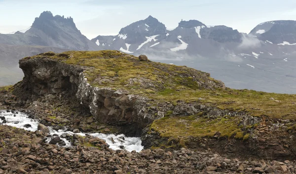 Islandia. Fiordos orientales. Paisaje con río y montañas . — Foto de Stock