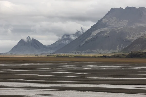 Island. östra fjordarna. lonsvik. vatten och sand från glaciärerna. — Stockfoto