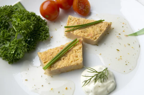 Rebanadas de pastel de pescado en un plato —  Fotos de Stock