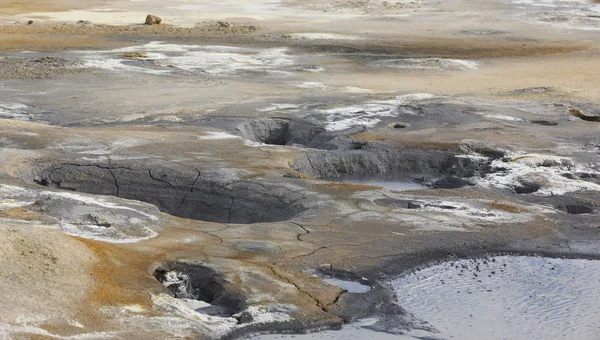 IJsland. Krafla. actieve vulkanische zone. geothermical openingen. — Stockfoto