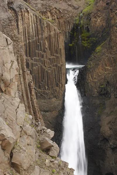 Islandia. wschód fiordy. obszar Lagarfljot. wodospad litlanesfoss — Zdjęcie stockowe