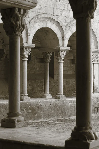 В Испании. Каталония. Жирона. Sta. Собор Марии. Монастырские арки . — стоковое фото