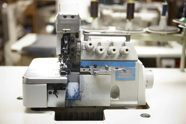 Máquina de costura profissional em uma fábrica — Fotografia de Stock