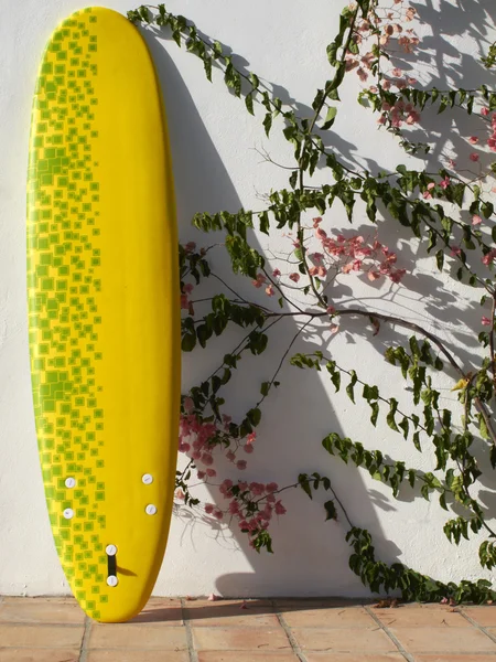 Surfplank leunend tegen een muur — Stockfoto