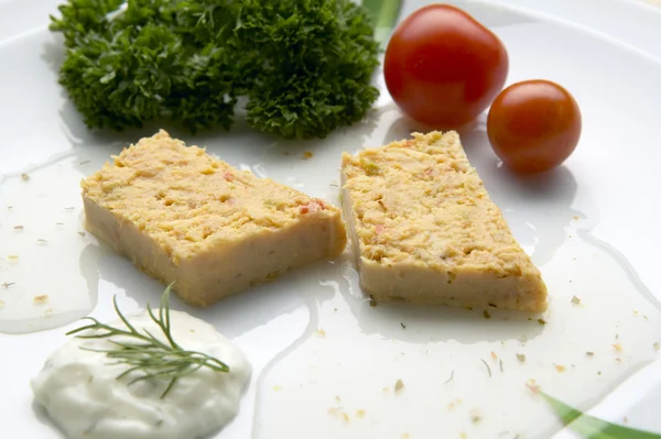 Fatias de torta de peixe em uma chapa com salada — Fotografia de Stock