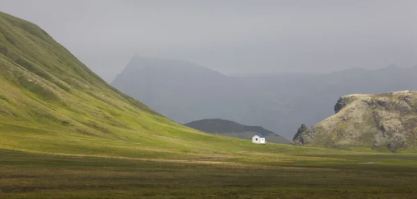 IJsland. Zuid-gebied. fjallabak. vulkanische landschap met boerderij. — Stockfoto