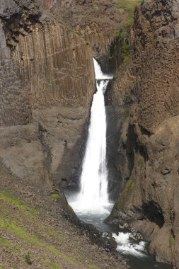 İzlanda. Doğu fiyortları. lagarfljot alanı. litlanesfoss şelale bir
