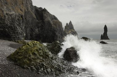 İzlanda. Güney bölgesi. Vik. reynisdrangur beach ve pinacles.