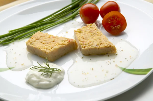 Rebanadas de pastel de pescado en el plato —  Fotos de Stock