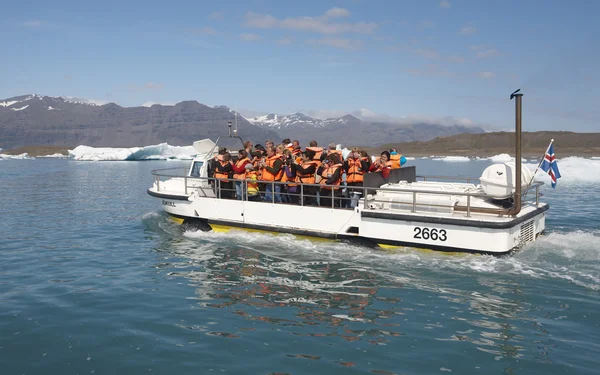 Iceland. Southeast area. Jokulsarlon. Amphibian vehicle with tou — Stock Photo, Image