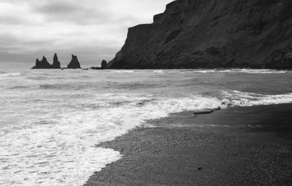 Island. Jižní oblast. Vik. skalní jehly zvané Reynisdrangar rock pinacles a černá — Stock fotografie